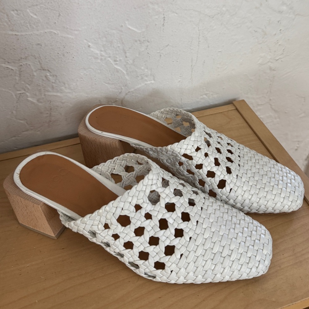LOQ woven white mules 39